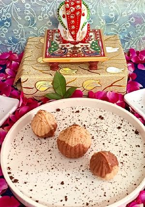 मावा कोको कूकी मोदक(mawa coco cookie modak recipe in hindi) रेसिपी मुख्य फोटो