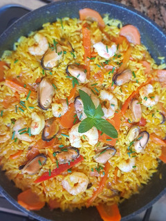 Una foto de Mejillones y camarones, con arroz