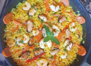Una foto de Mejillones y camarones, con arroz