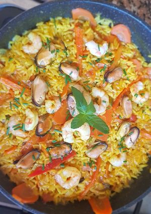 Una foto de Mejillones y camarones, con arroz