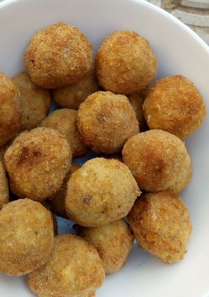A picture of Yam balls with bread crumbs.