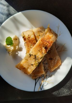 A picture of Stuffed garlic bread.