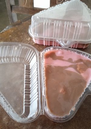 Una foto de Marquesa de fresa y chocolate con galletas María