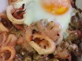 Habitas con calamares y huevo