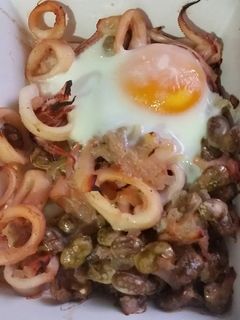 Una foto de Habitas con calamares y huevo