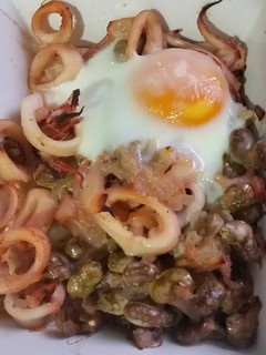 Una foto de Habitas con calamares y huevo