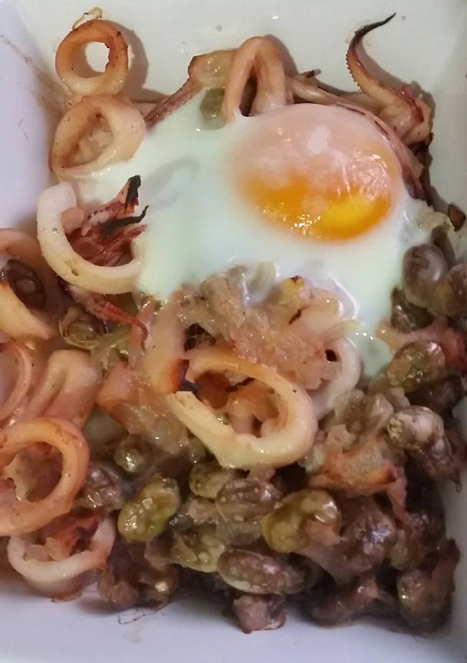 Una foto de Habitas con calamares y huevo