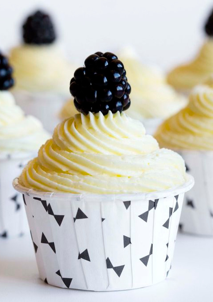 Una foto de Cupcakes de limón y moras