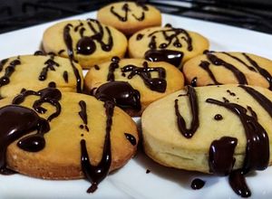 Una foto de GALLETAS De Limón salpicadas de Chocolate...!🍋🍫