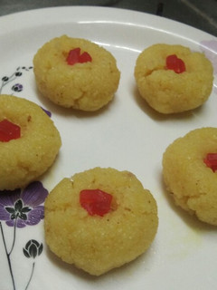 மில்க் ரவா பேடா(Milk Rava Peda recipe in tamil) செய்முறை முக்கிய புகைப்படம்
