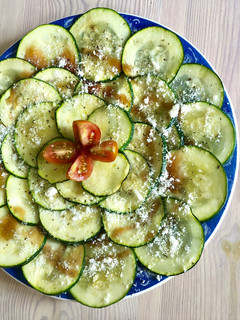 Una foto de Carpaccio de calabacín