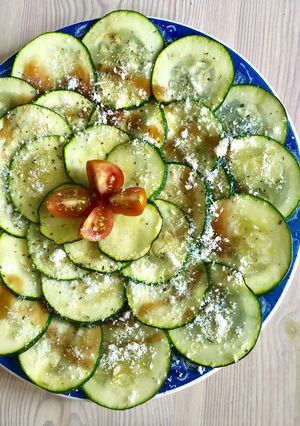 Una foto de Carpaccio de calabacín