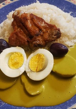Una foto de Pollo frito con ocopa y arroz