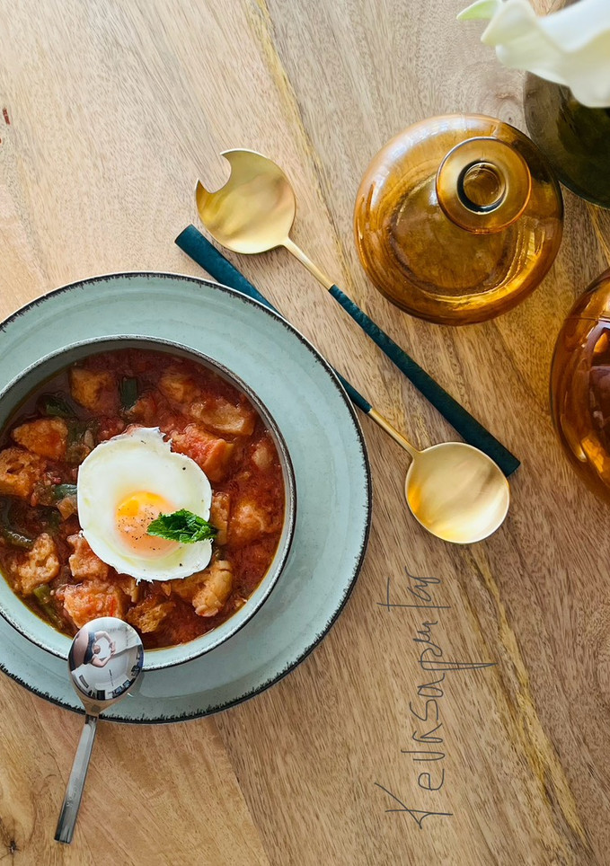 Una foto de Sopa de tomate de mi abuela 👵🏻 🍅 🥖 🌿