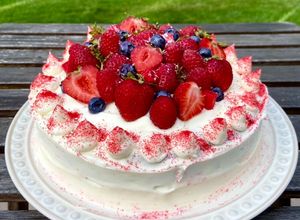 Una foto de Tarta de fresa con frosting de queso!