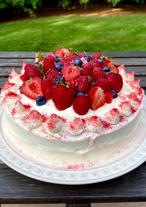 Una foto de Tarta de fresa con frosting de queso!