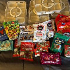 A picture of Christmas snackle box.