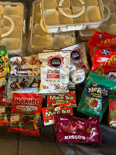 A picture of Christmas snackle box.