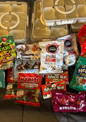 A picture of Christmas snackle box.