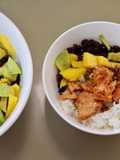 Bowl de Arroz con Salmón (mango, guacamole y frijoles)