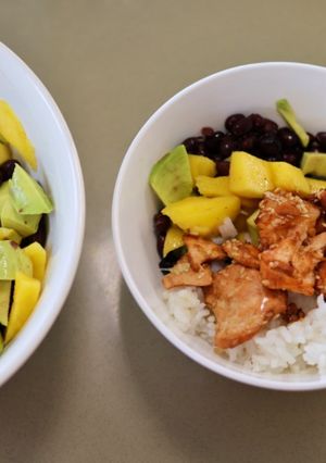 Una foto de Bowl de Arroz con Salmón (mango, guacamole y frijoles)