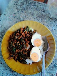รูปของ ผัดกะเพราหมูสับไข่ต้ม