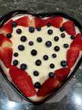 Cheesecake mimosa con fragole e mirtilli