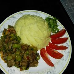A picture of Mushed potatoes and Beef.