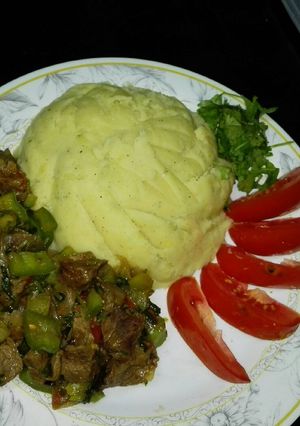A picture of Mushed potatoes and Beef.
