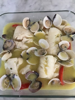 Una foto de Bacalao con almejas