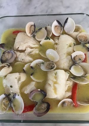 Una foto de Bacalao con almejas