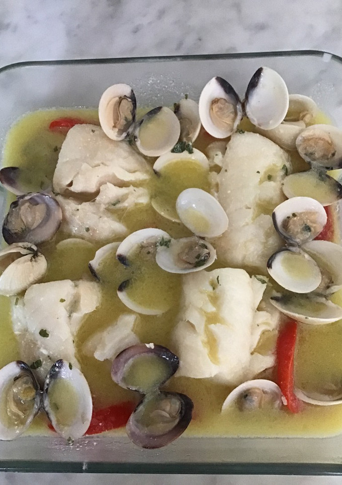 Una foto de Bacalao con almejas