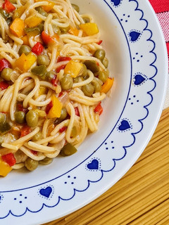 Una foto de Spaghetti con vegetales multicolor 🌈 "one pot pasta" 🍝