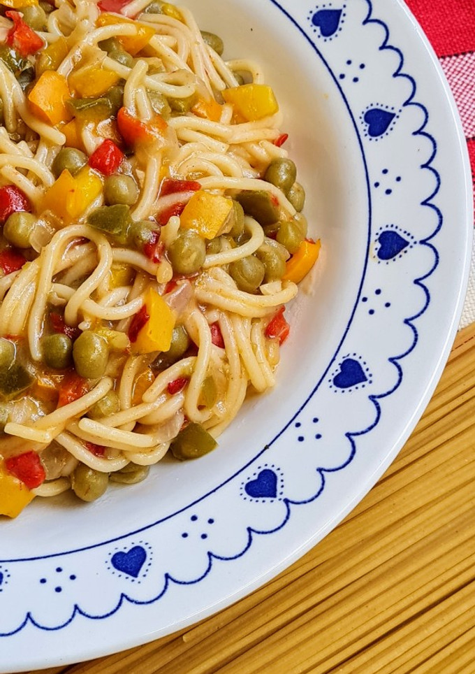 Una foto de Spaghetti con vegetales multicolor 🌈 "one pot pasta" 🍝