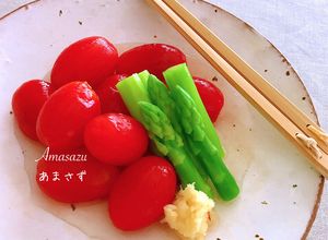 Foto di Pomodorini e asparagi in brodo dashi freddo