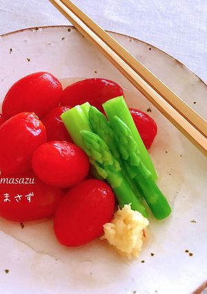 Foto di Pomodorini e asparagi in brodo dashi freddo