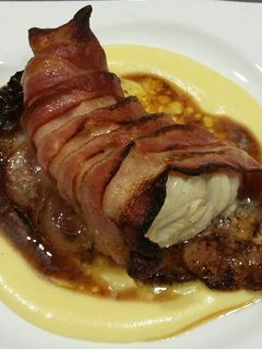 Una foto de Rape albardado con bacon y crema de calabaza y naranja