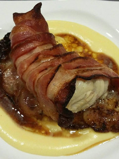Una foto de Rape albardado con bacon y crema de calabaza y naranja