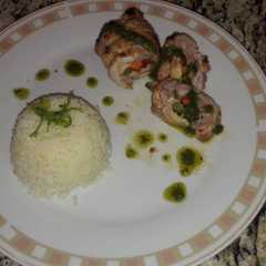 Una foto de Suprema de muslo relleno al pesto