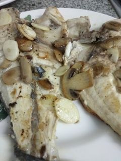 Una foto de 🐟 Dorada a la plancha con champiñones