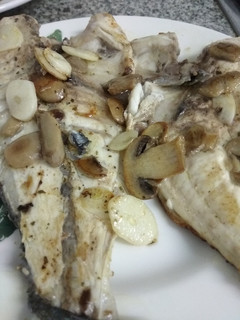 Una foto de 🐟 Dorada a la plancha con champiñones