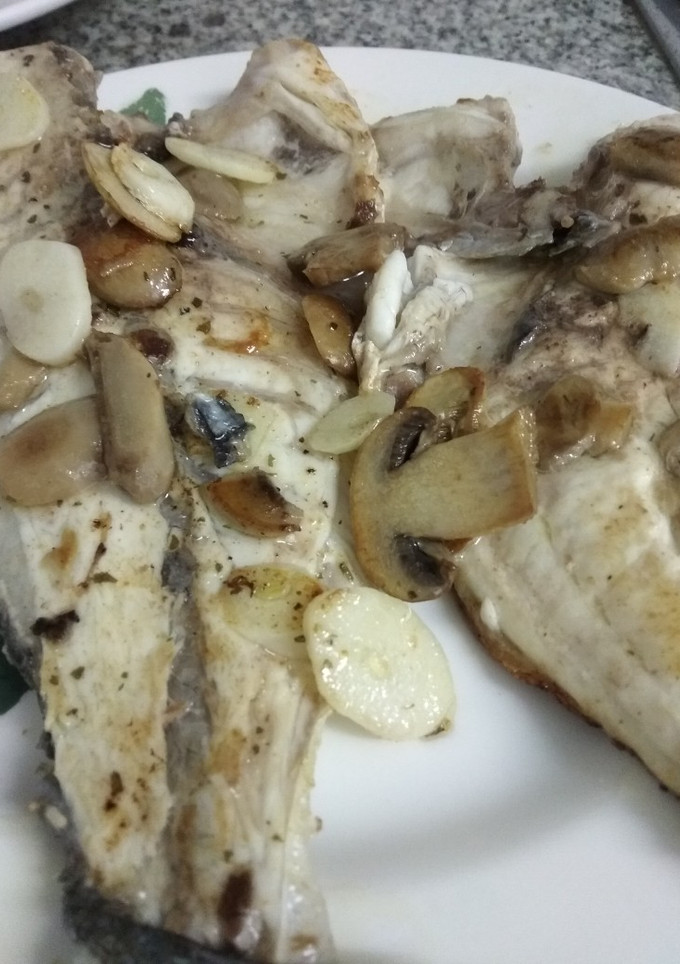 Una foto de 🐟 Dorada a la plancha con champiñones