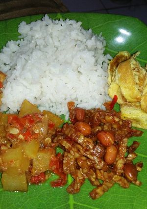 Foto resep Nasi gurih with kering tempe, sambel kentang ayam & telur dadar