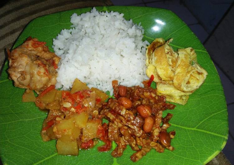 Nasi gurih with kering tempe, sambel kentang ayam &amp; telur dadar