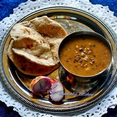 Langer dal with tandoori roti in kadai A picture of Langer dal with tandoori roti in kadai.