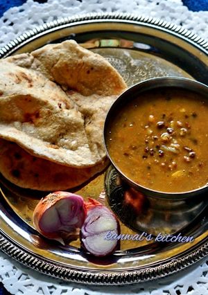 A picture of Langer dal with tandoori roti in kadai.