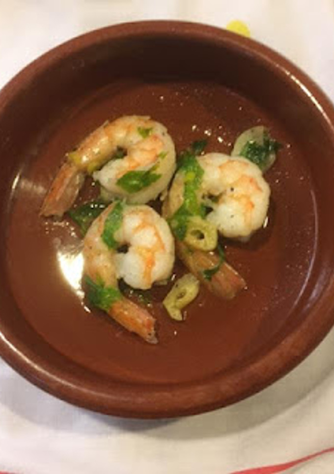 Una foto de CAMARONES 🍤 AL AJILLO CON VINO