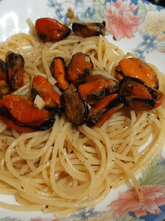 Una foto de Espaguetis con mejillones al ajillo