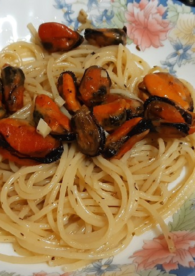 Una foto de Espaguetis con mejillones al ajillo