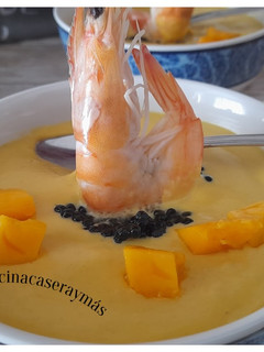 Una foto de Crema de ajoblanco de mango
